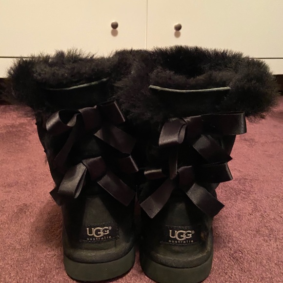 Black Bailey Bow Ugg’s! - Picture 2 of 3